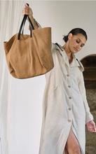 Load image into Gallery viewer, Andie Suede Tote Bag - Camel
